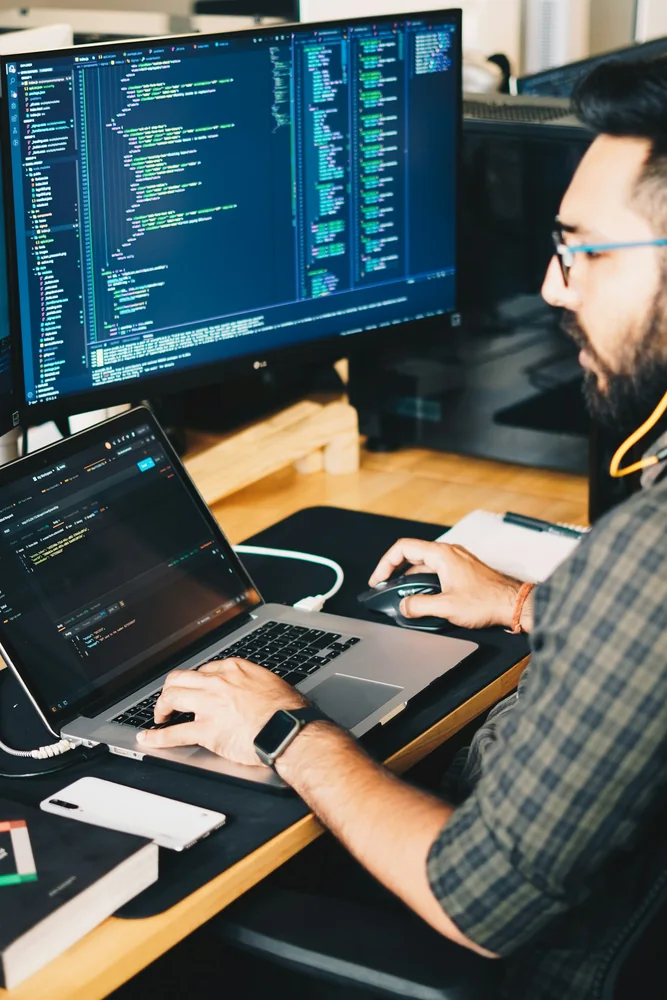 Profissional trabalhando em um projeto de desenvolvimento web