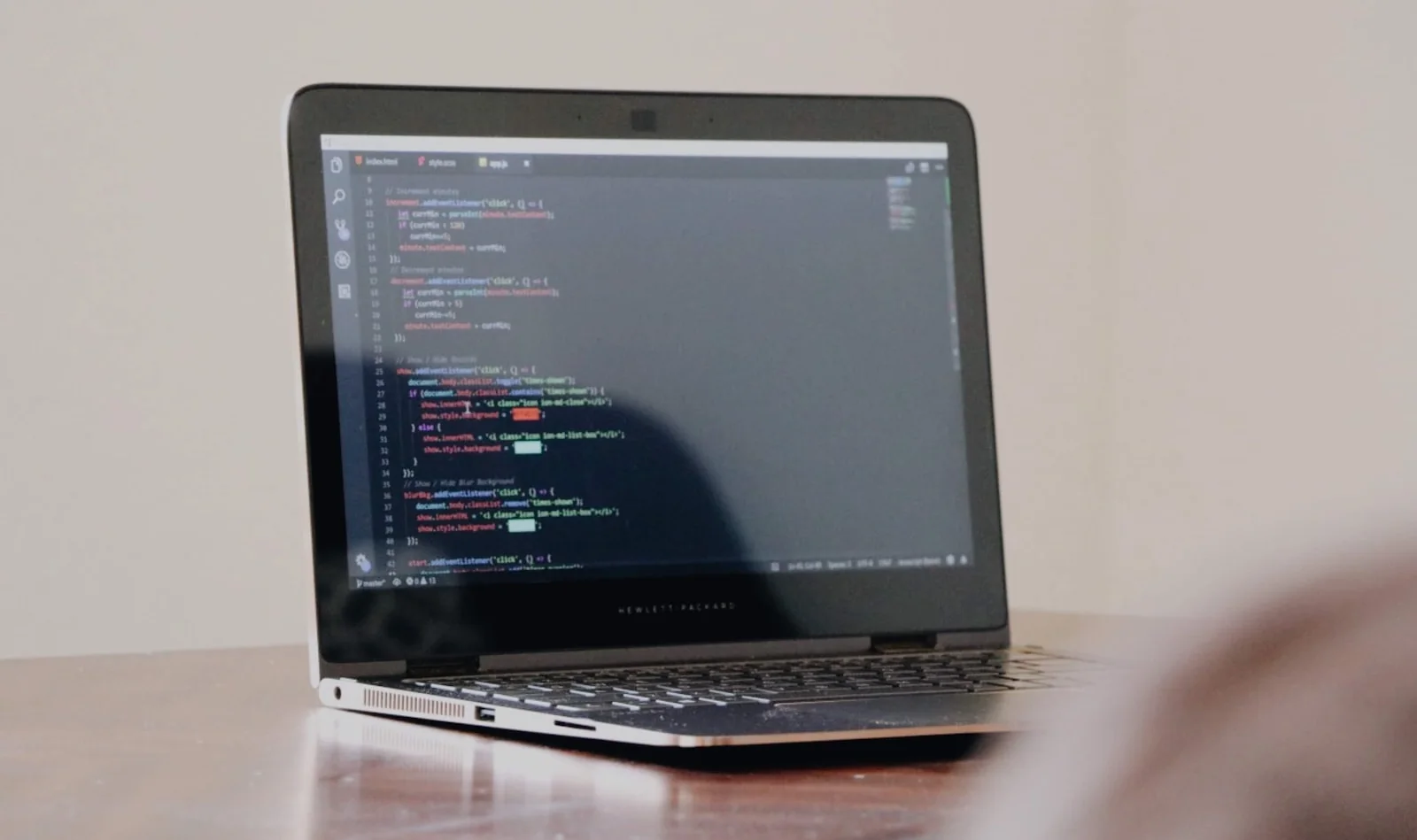 Tela de notebook exibindo código durante manutenção de um site