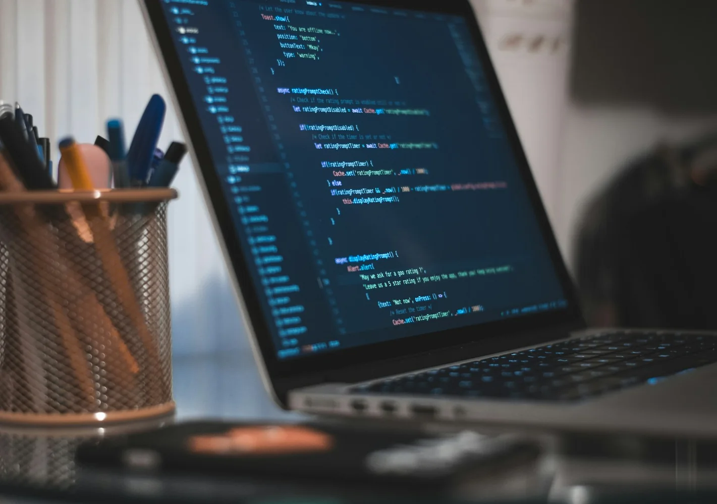 Notebook com código aberto durante desenvolvimento de sistema web