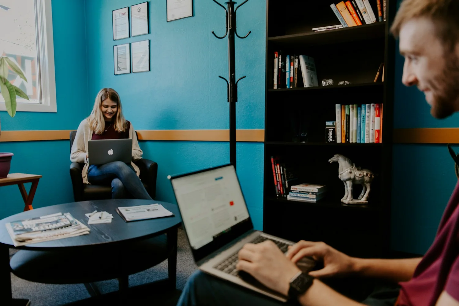 Equipe discutindo marketing e geração de oportunidades em um notebook