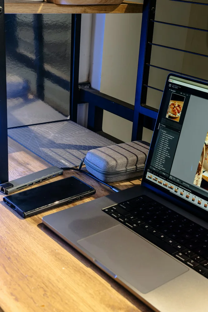 Notebook e smartphone organizados em uma mesa de trabalho digital